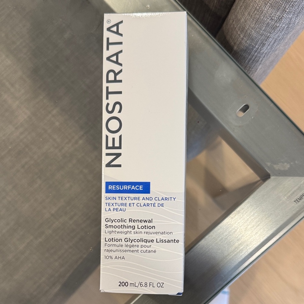 White and Blue Glycolic Renewal Smoothing Lotion